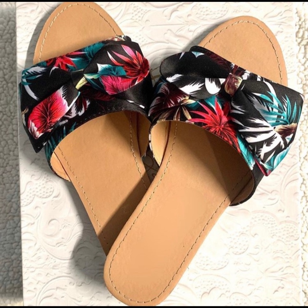 NEW! Sandals - Picture 1 of 3
